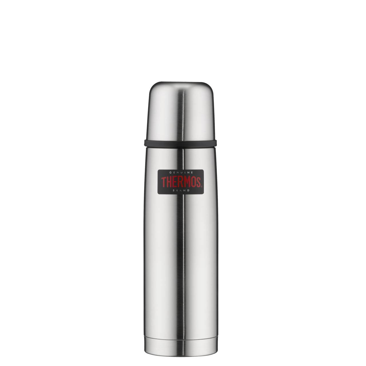 Das Bild zeigt eine silberne Thermoskanne mit einem schwarzen und roten Etikett in der Mitte. Sie ist schlank und hat einen abnehmbaren Deckel, der gleichzeitig als Tasse genutzt werden kann.