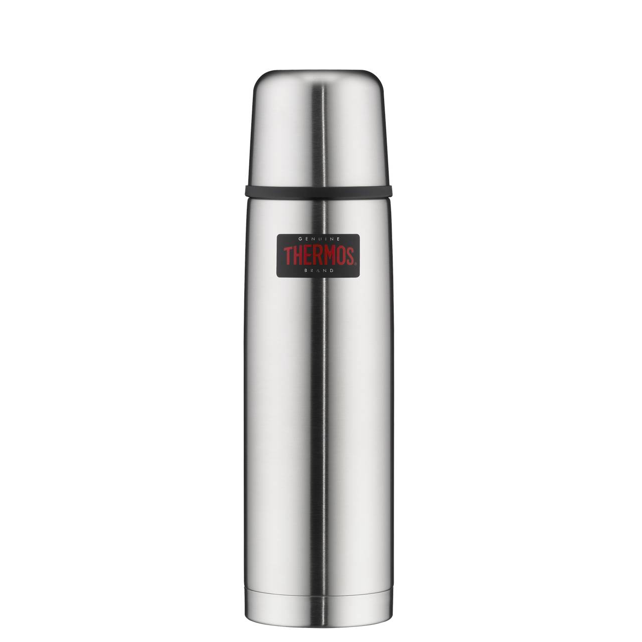 Das Bild zeigt eine silberne Thermoskanne mit einem glatten, zylindrischen Design und einem abnehmbaren Deckel. Auf der Vorderseite befindet sich ein rotes Logo mit der Aufschrift "Thermos".