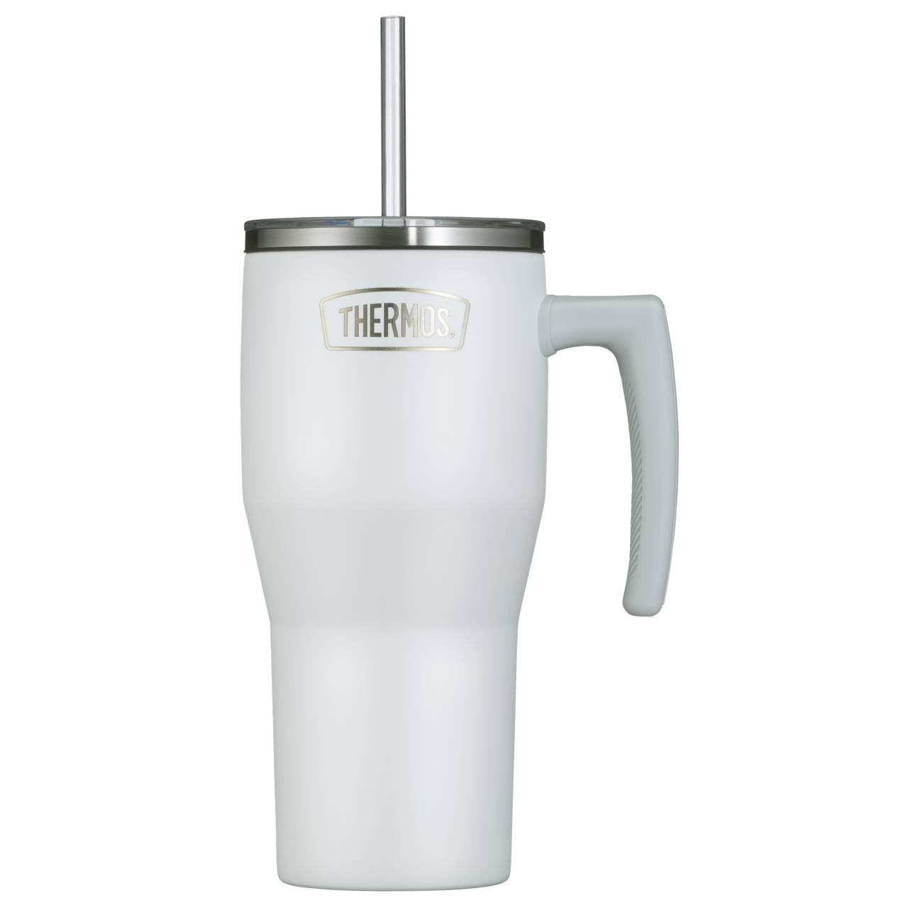 Auf dem Bild ist ein großer, weißer Thermobecher mit einem Griff und einem Deckel aus Edelstahl zu sehen. Durch den Deckel ragt ein langer metallischer Trinkhalm. Auf dem Becher ist das Logo der Marke "Thermos" angebracht.