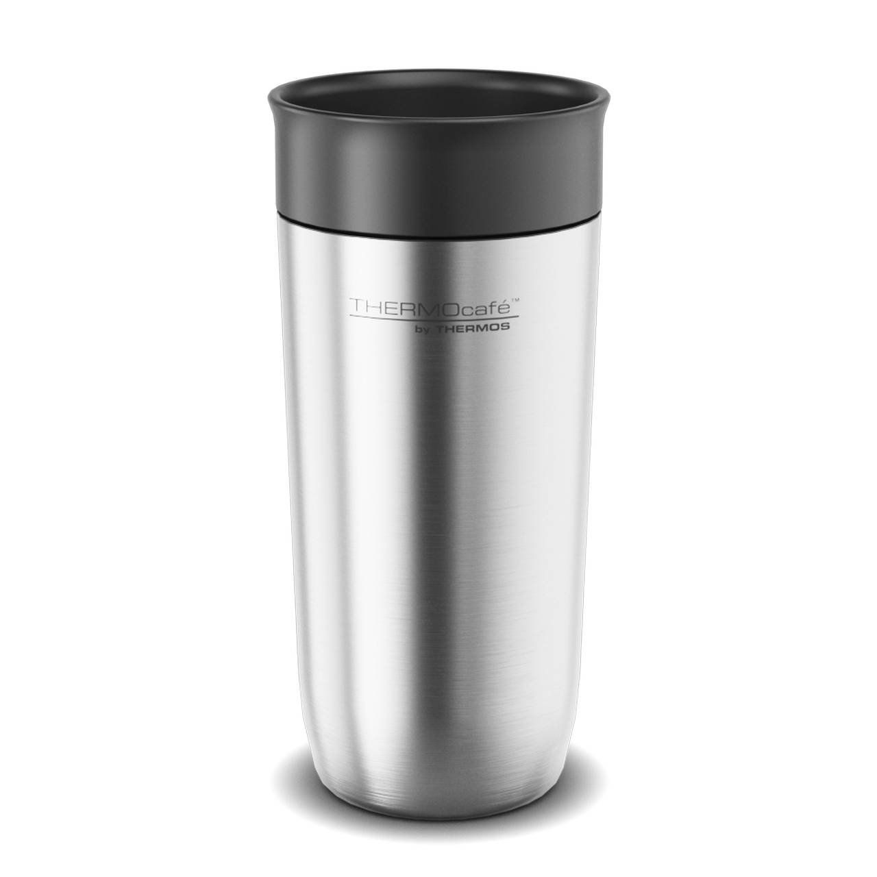 Auf dem Bild ist ein silberner, zylinderförmiger Thermobecher mit einem dunklen, abgerundeten Deckel zu sehen. Auf dem Becher steht die Aufschrift "THERMOcafe by THERMOS".