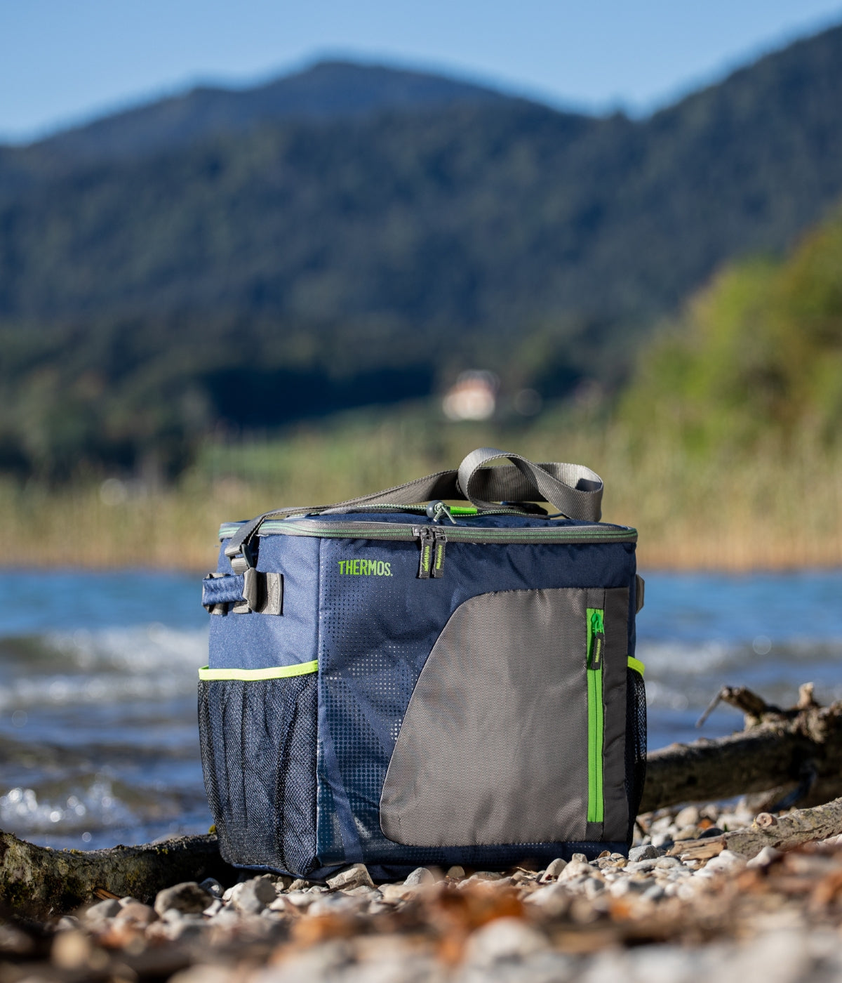 Graue Kühltasche in einer Landschaft am See