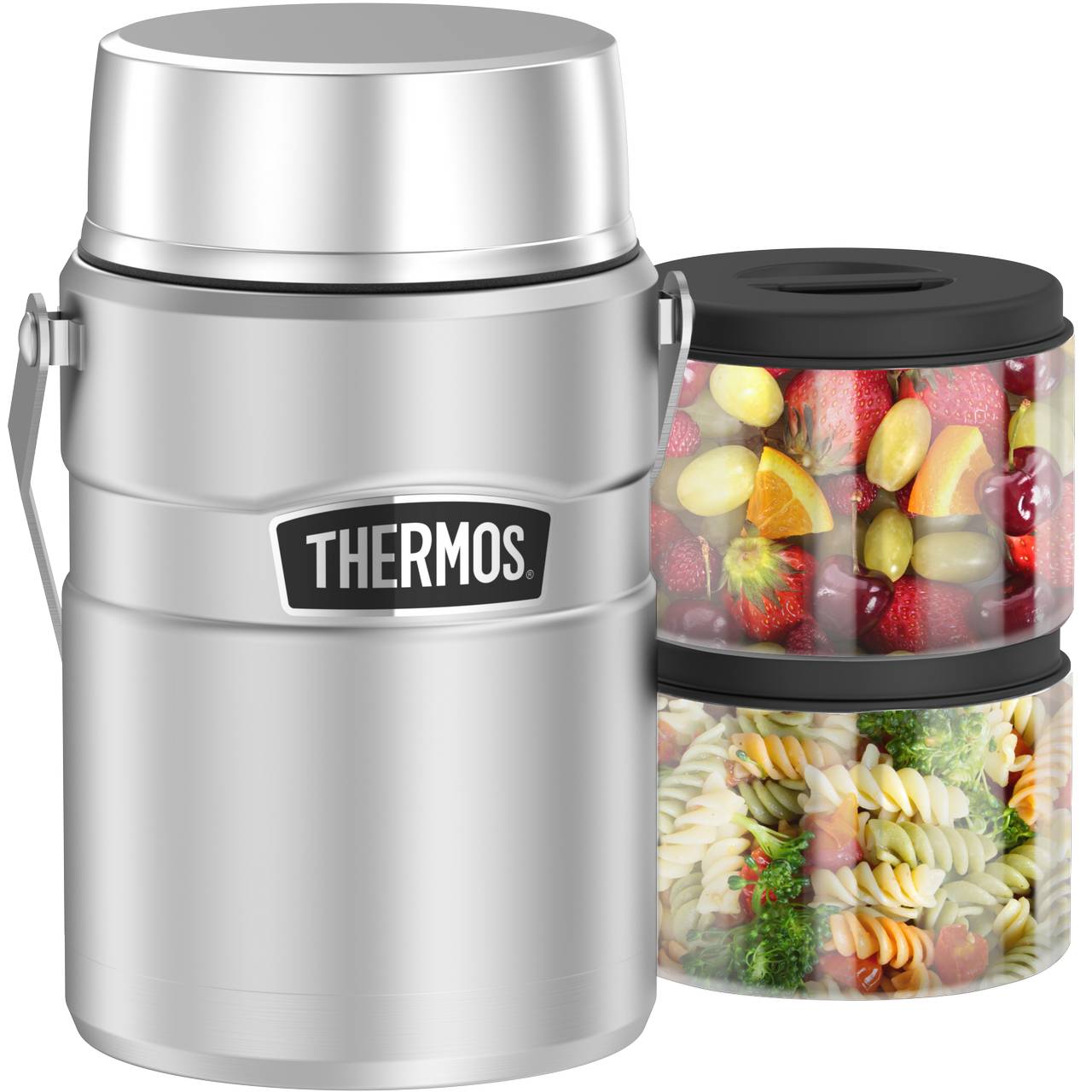 Auf dem Bild ist ein silberner Thermobehälter zu sehen, die markant den Schriftzug "THERMOS" trägt. Daneben stehen zwei transparente Thermobehälter mit schwarzem Deckel, die mit buntem Obst und einer Mischung aus Nudeln und Gemüse gefüllt sind.