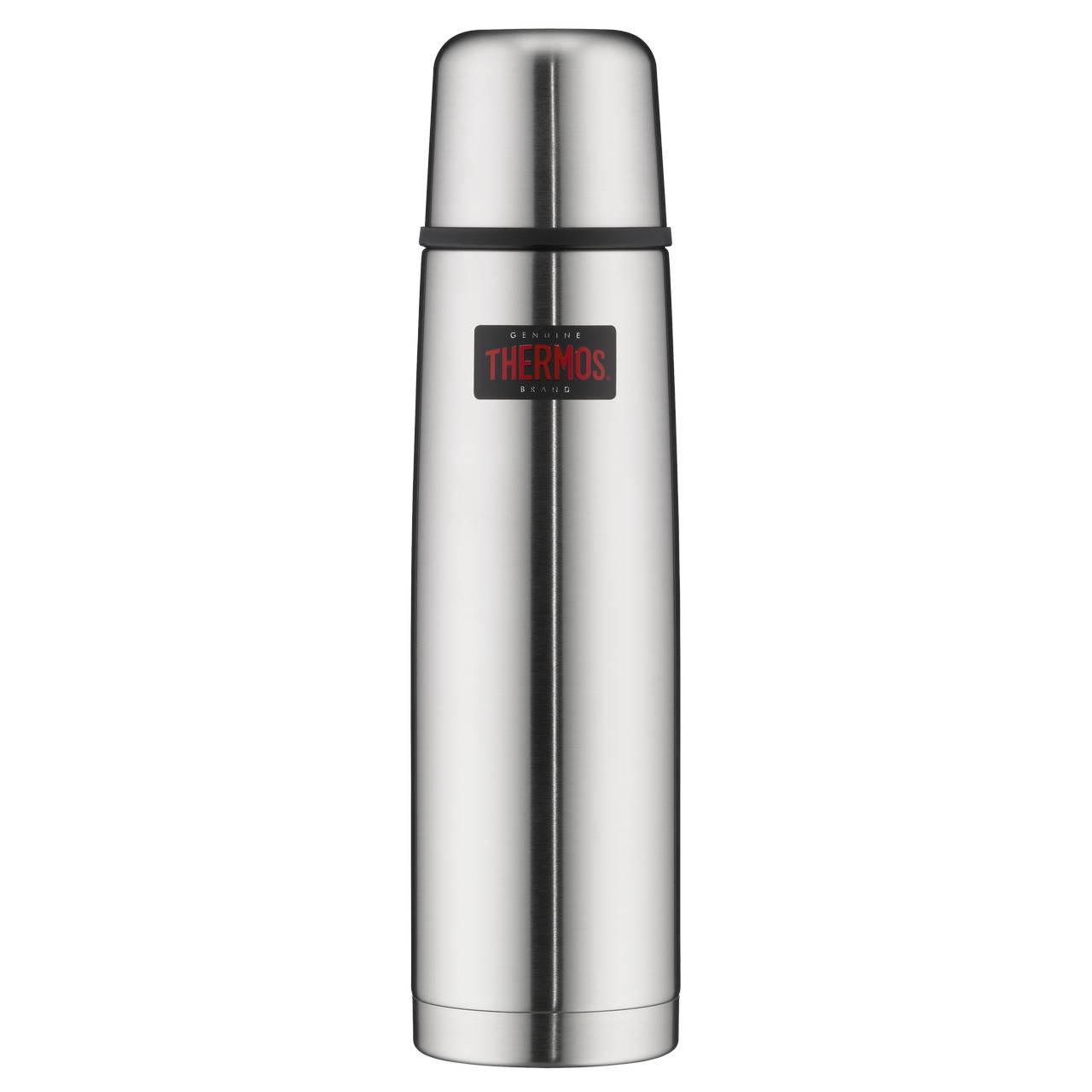 Das Bild zeigt eine silberne Thermoskanne mit einem glänzenden metallischen Finish. Auf der Kanne befindet sich ein rotes und schwarzes Logo mit dem Schriftzug "THERMOS". Der Deckel ist rund und ebenfalls in Silber gehalten.