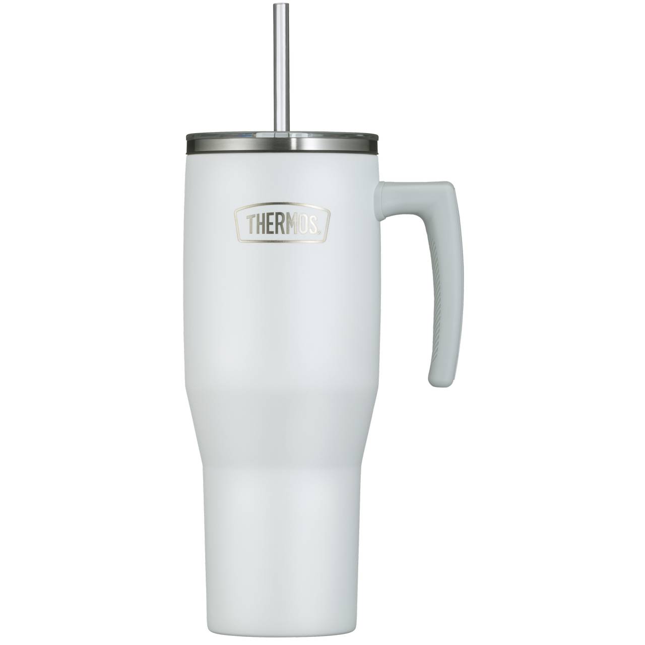 Auf dem Bild ist ein großer, weißer Thermobecher mit einem silbernen Deckel und integriertem Trinkhalm zu sehen. Der Becher hat einen Henkel und ist mit dem Wort "Thermos" beschriftet.