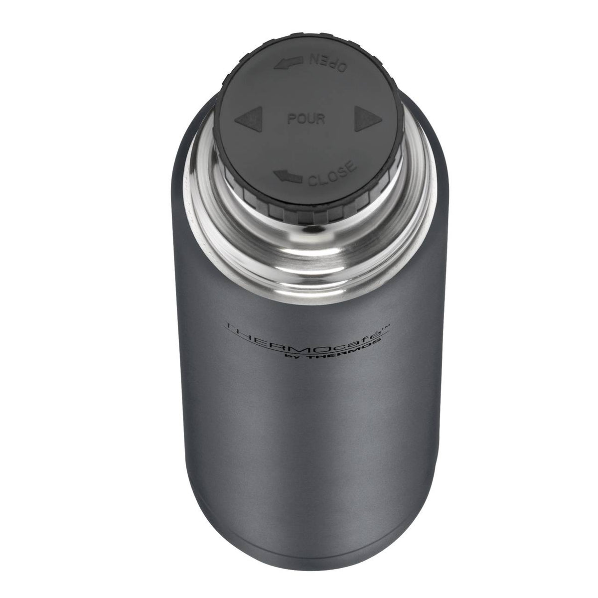 Das Bild zeigt eine schwarze Thermoskanne mit einem Schraubverschluss. Auf dem Verschluss sind die Worte "OPEN", "CLOSE" und "POUR" zusammen mit Pfeilen zu sehen. Die Seite der Kanne trägt den Schriftzug "THERMOcafé by THERMOS".